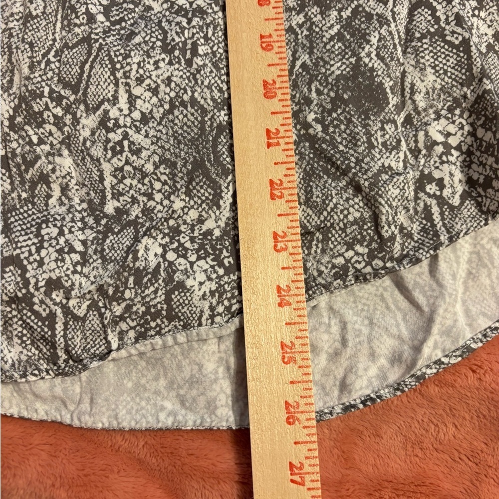 Chico’s Snakeskin Print Button Front Blouse Size 1 (US 8/10) Modal - Picture 5 of 8